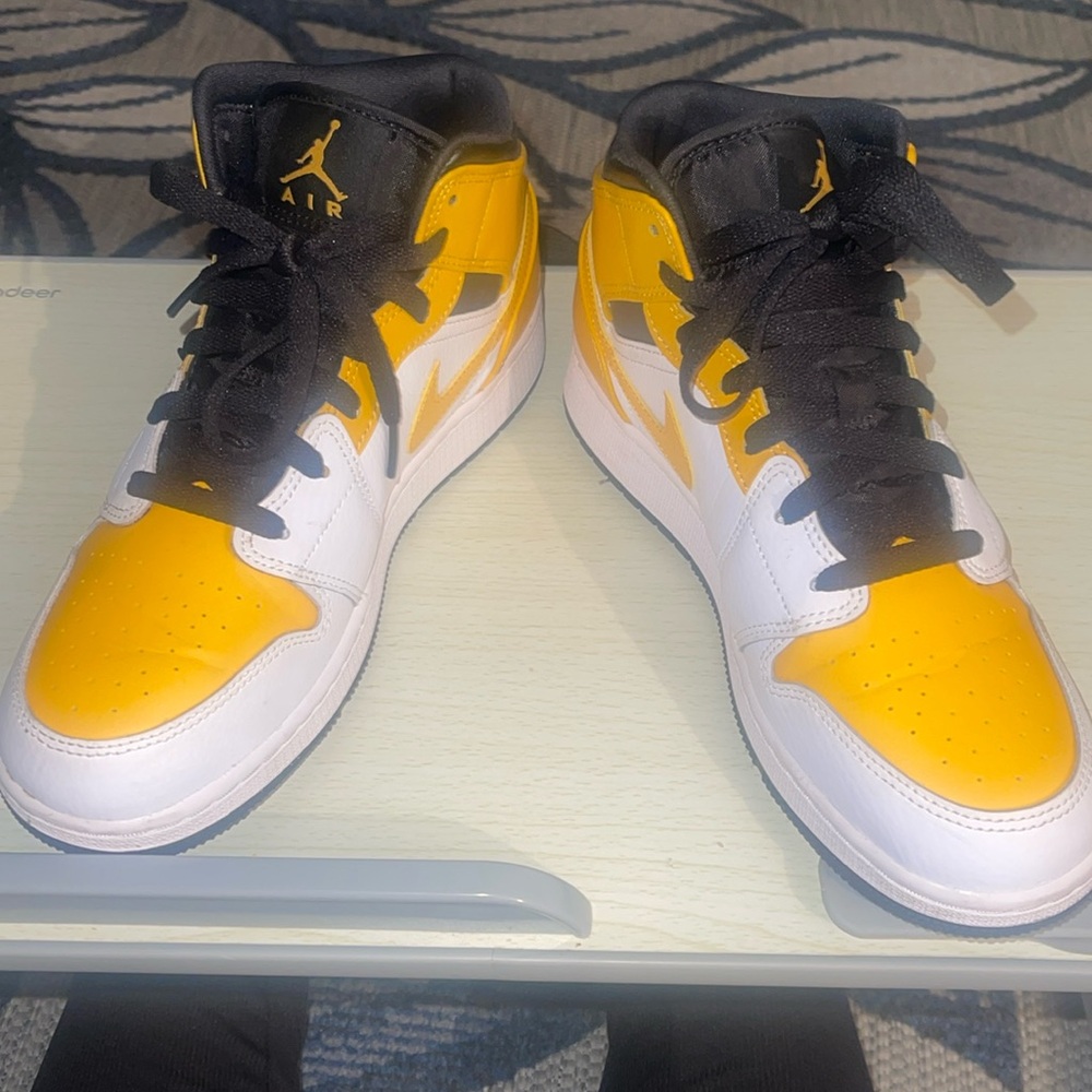 (GS) Air Jordan 1 Mid 'University Gold with White & Black youth size 7